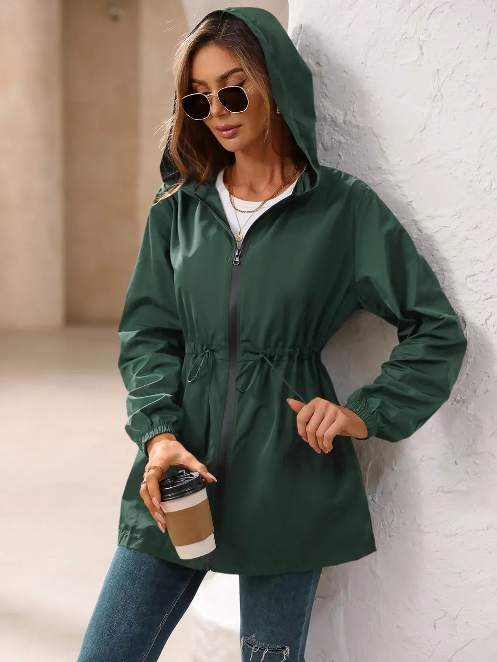 Iria · cortavientos impermeable con capucha, de Amaranta