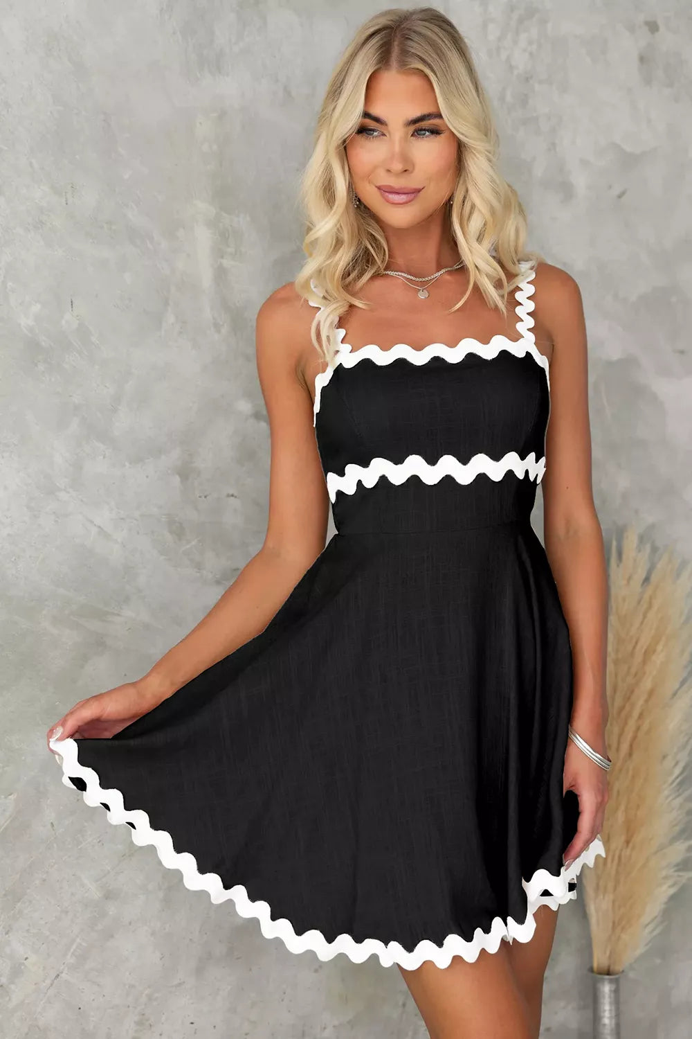 Lía · vestido corto de escote cuadrado con ribete, de Amaranta