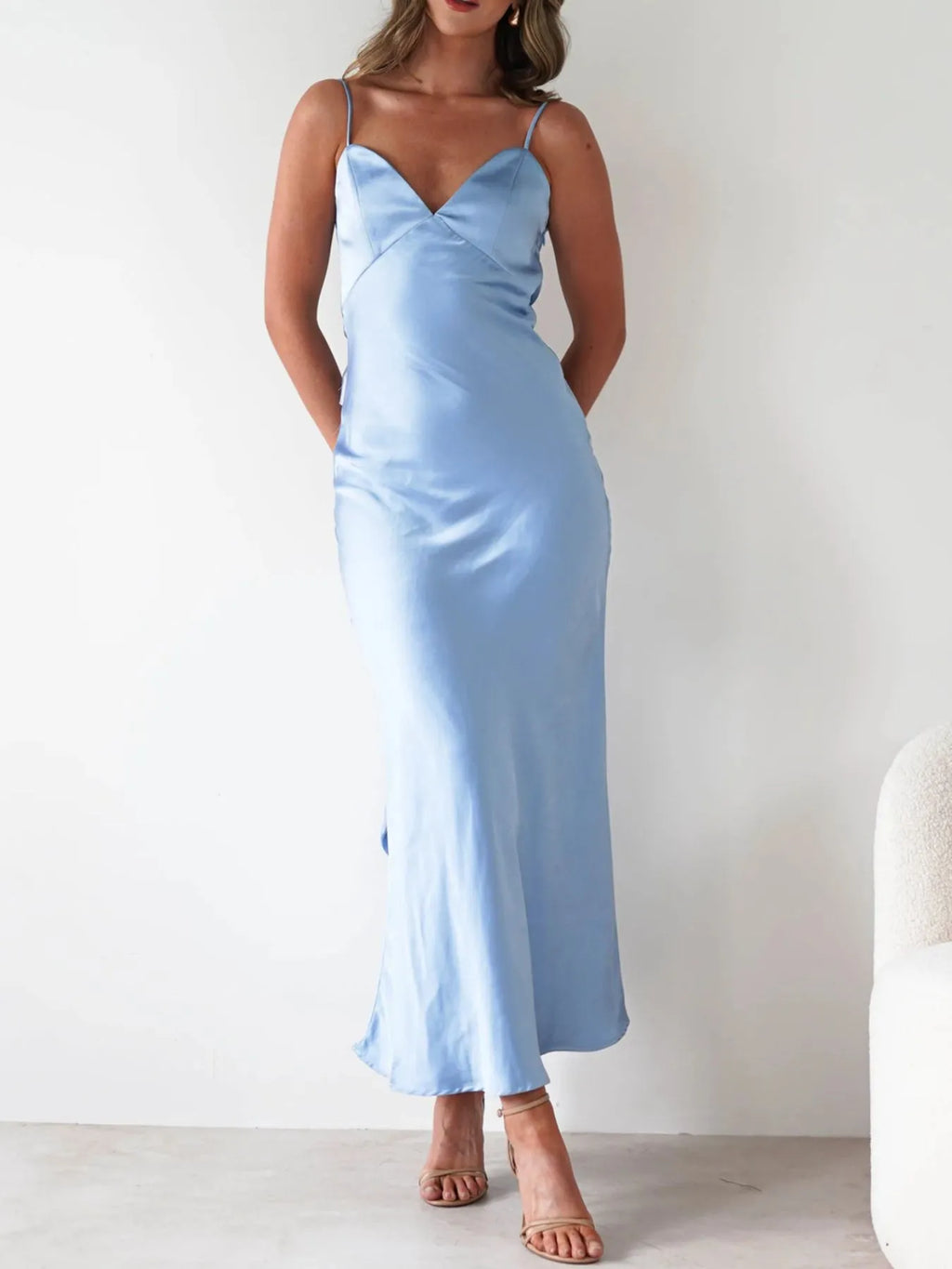 Vera · vestido largo de raso con espalda descubierta, de Amaranta
