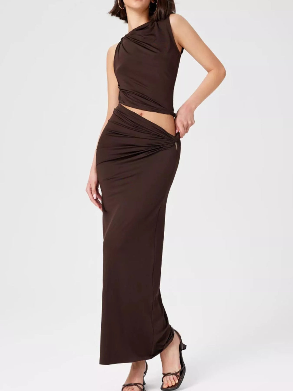 Nerea · conjunto de punto, top asimétrico y falda larga, de Amaranta
