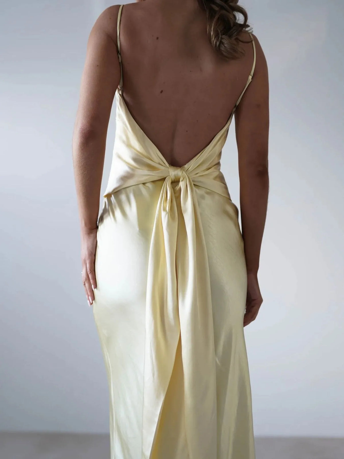 Vera · vestido largo de raso con espalda descubierta — vista 13